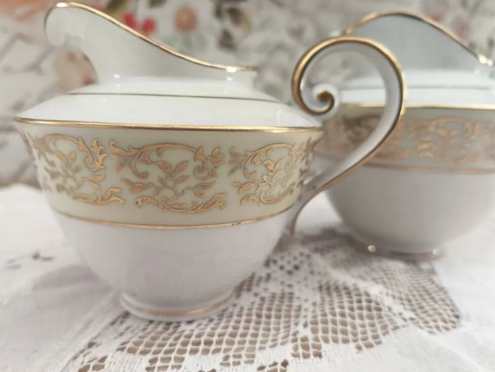 Ensemble pot à lait et crémier en porcelaine de Limoges