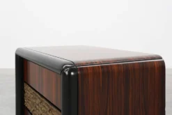 Ensemble rare de tables de chevet par Luciano Frigerio 'Desirè' avec relief en laiton, Ita