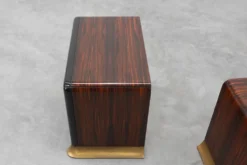Ensemble rare de tables de chevet par Luciano Frigerio 'Desirè' avec relief en laiton, Ita