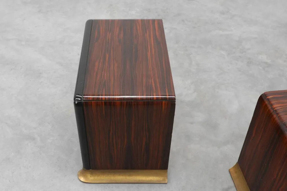 Ensemble rare de tables de chevet par Luciano Frigerio 'Desirè' avec relief en laiton, Ita