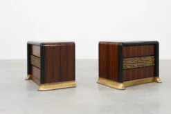 Ensemble rare de tables de chevet par Luciano Frigerio 'Desirè' avec relief en laiton, Ita