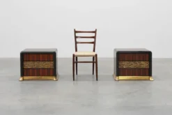 Ensemble rare de tables de chevet par Luciano Frigerio 'Desirè' avec relief en laiton, Ita