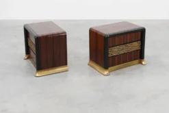 Ensemble rare de tables de chevet par Luciano Frigerio 'Desirè' avec relief en laiton, Ita