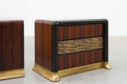Ensemble rare de tables de chevet par Luciano Frigerio 'Desirè' avec relief en laiton, Ita