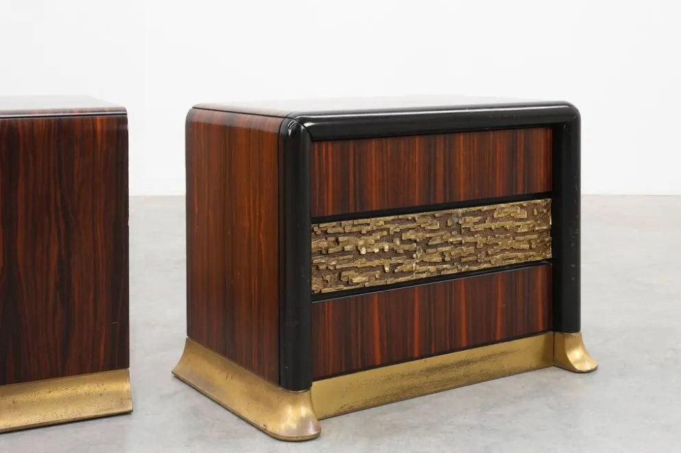 Ensemble rare de tables de chevet par Luciano Frigerio 'Desirè' avec relief en laiton, Ita