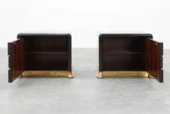 Ensemble rare de tables de chevet par Luciano Frigerio 'Desirè' avec relief en laiton, Ita