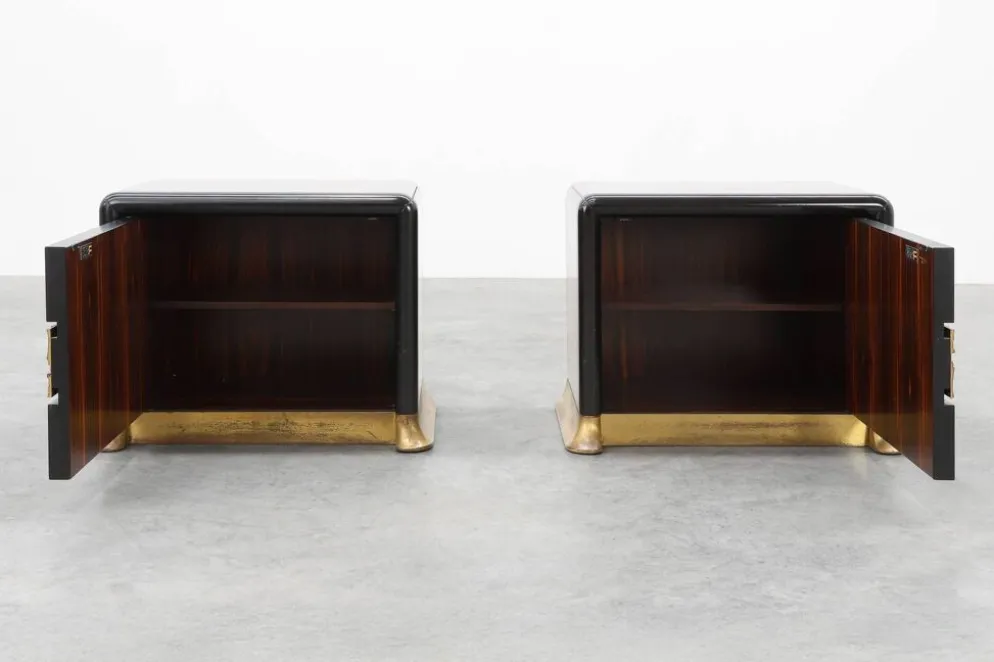 Ensemble rare de tables de chevet par Luciano Frigerio 'Desirè' avec relief en laiton, Ita