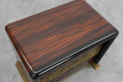 Ensemble rare de tables de chevet par Luciano Frigerio 'Desirè' avec relief en laiton, Ita