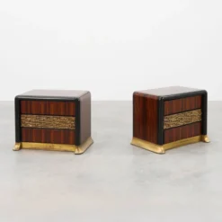 Ensemble rare de tables de chevet par Luciano Frigerio 'Desirè' avec relief en laiton, Ita