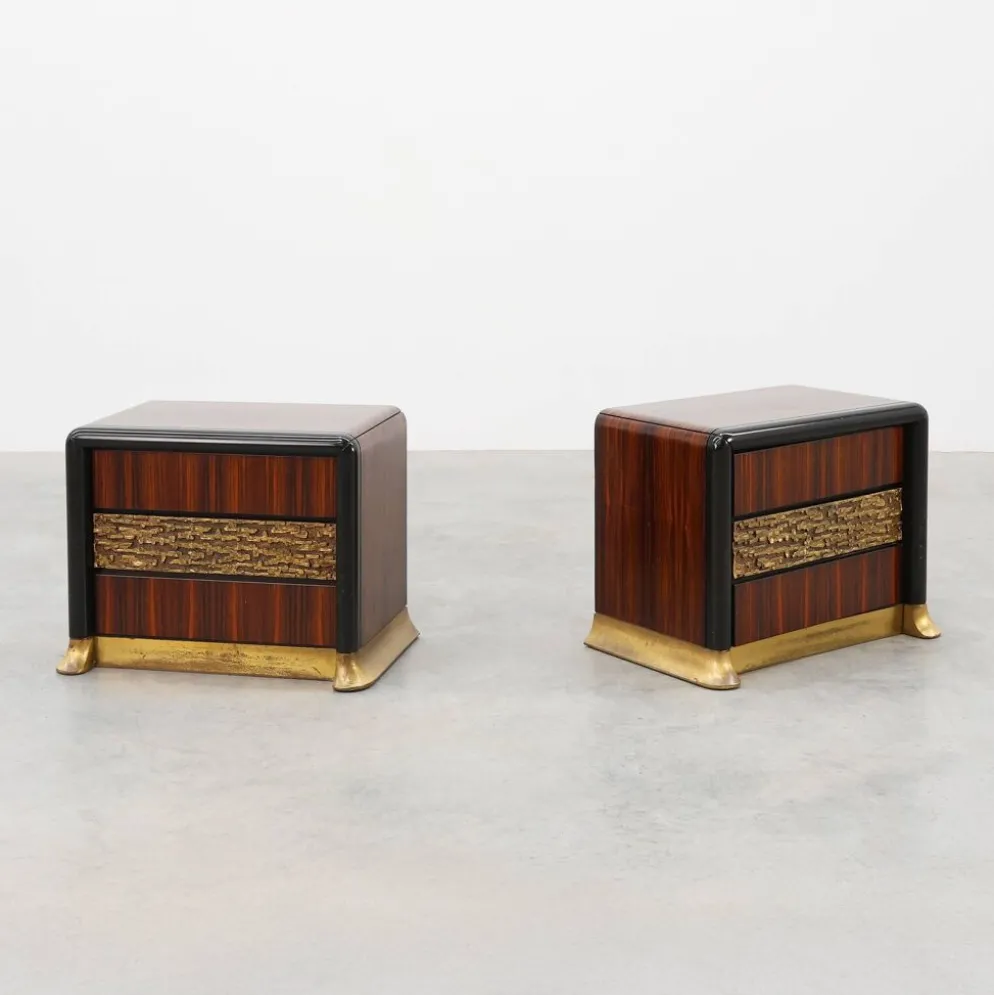 Ensemble rare de tables de chevet par Luciano Frigerio 'Desirè' avec relief en laiton, Ita