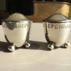 ensemble salière et poivrier en metal argente