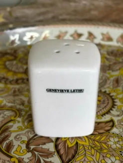Ensemble salière poivrière blanches Geneviève Lethu