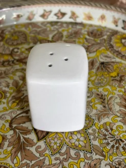 Ensemble salière poivrière blanches Geneviève Lethu