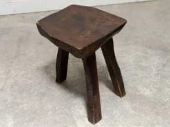 Ensemble table basse et tabourets brutaliste en pin noirci 1960