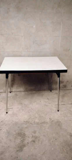 Ensemble table Formica et 2 chaises