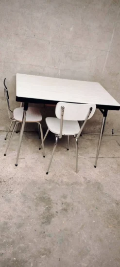 Ensemble table Formica et 2 chaises