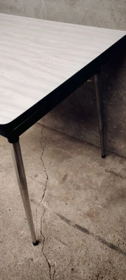 Ensemble table Formica et 2 chaises