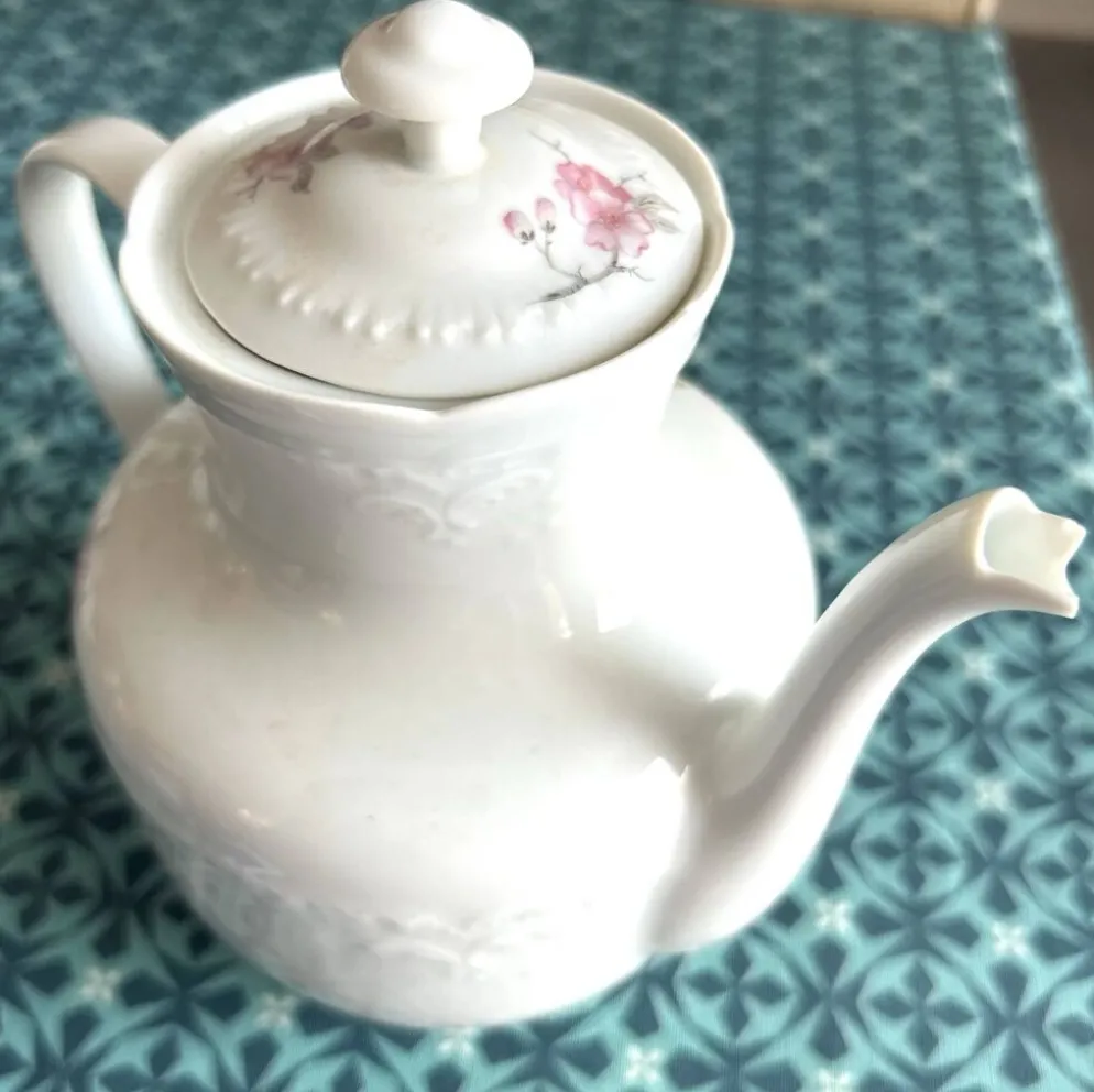 Ensemble à thé ancien en porcelaine de Limoges Chastagner, 3 pièces