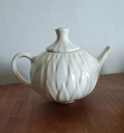 Ensemble à thé, faïencerie de Charolles par Jacques et Kira Molin. An