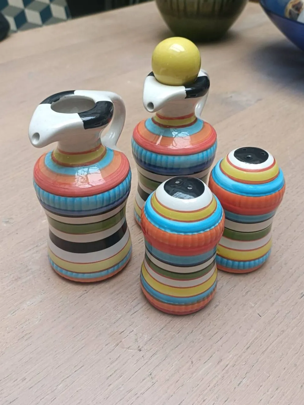 Ensemble vinaigrier, huilier, salière et poivrier