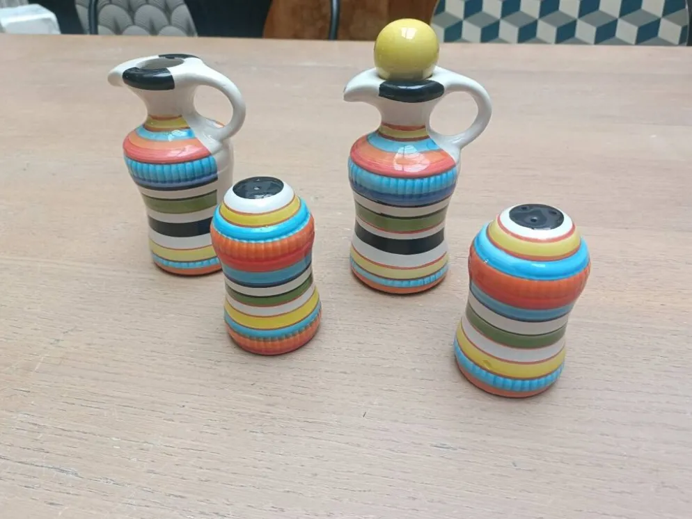Ensemble vinaigrier, huilier, salière et poivrier