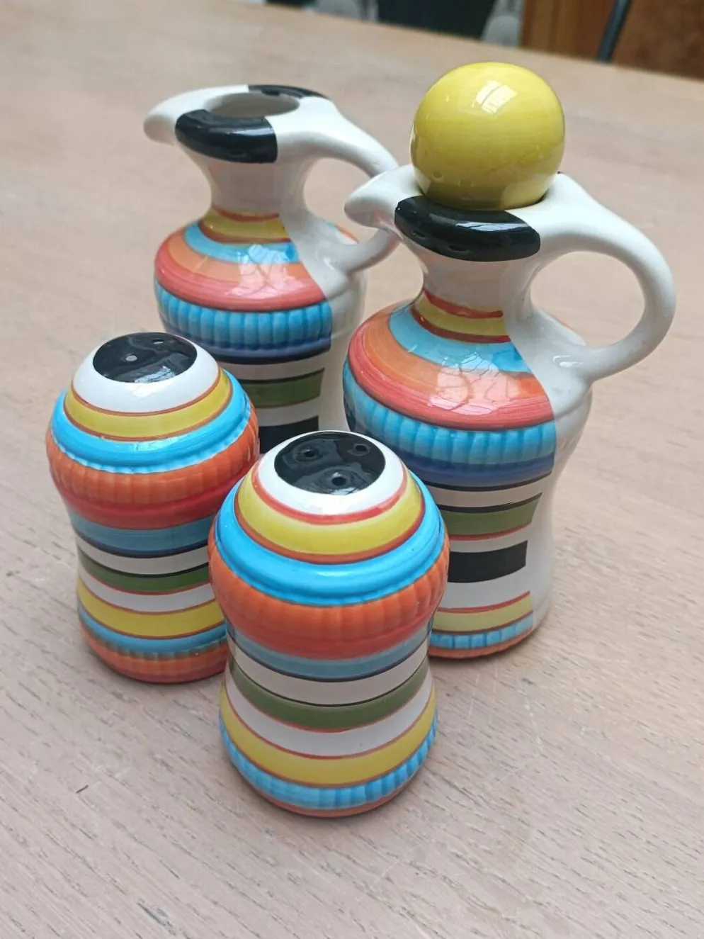 Ensemble vinaigrier, huilier, salière et poivrier