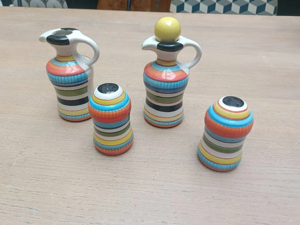 Ensemble vinaigrier, huilier, salière et poivrier