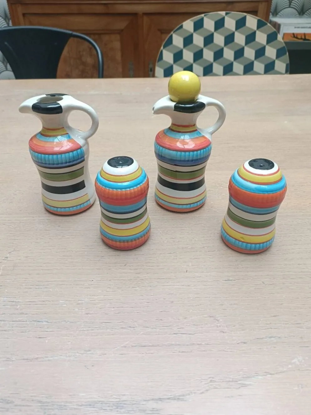 Ensemble vinaigrier, huilier, salière et poivrier