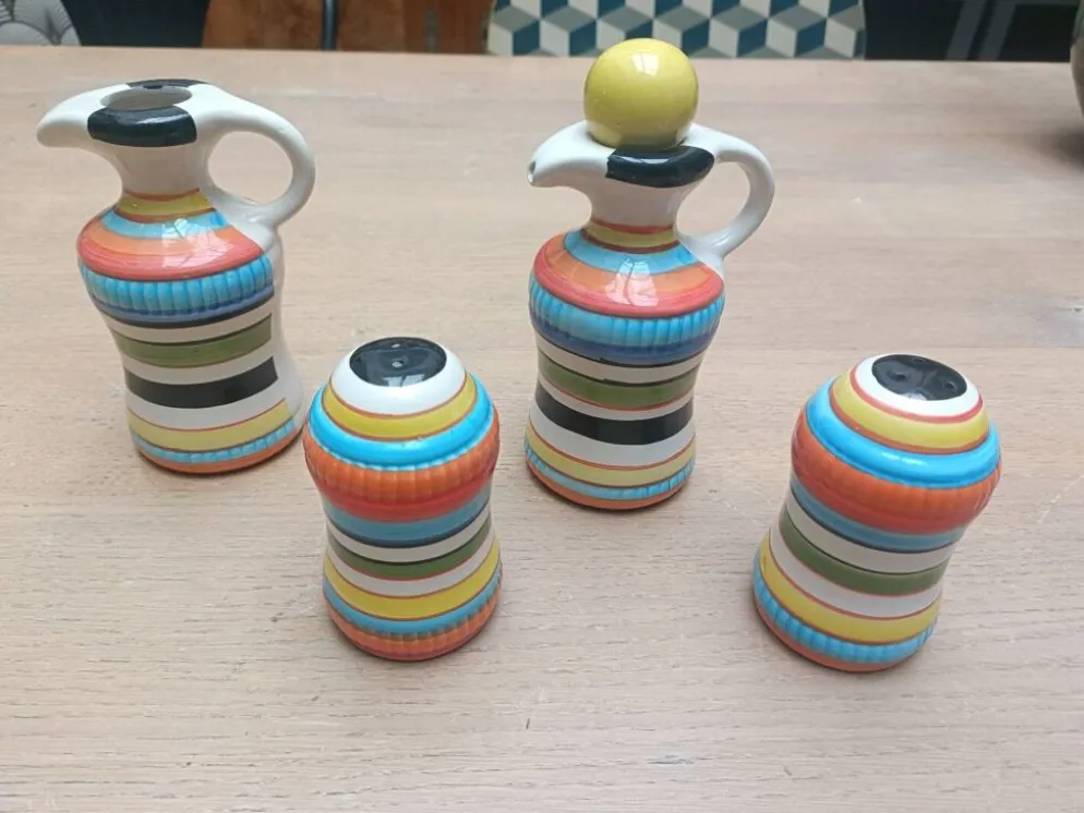 Ensemble vinaigrier, huilier, salière et poivrier