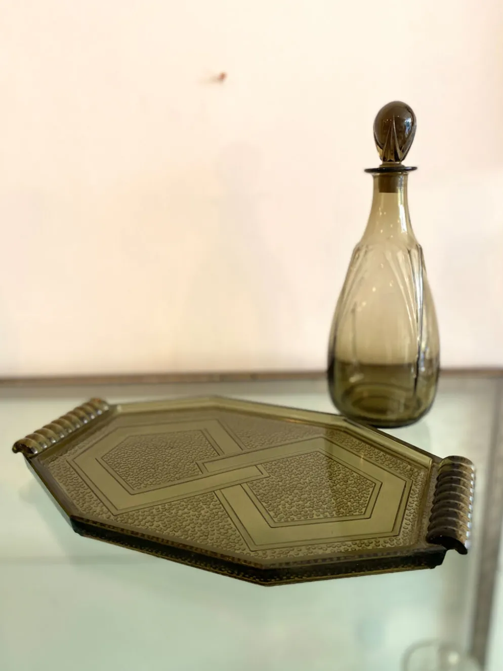 Ensemble vintage Art Déco – carafe en verre fumé et plateau à poignées