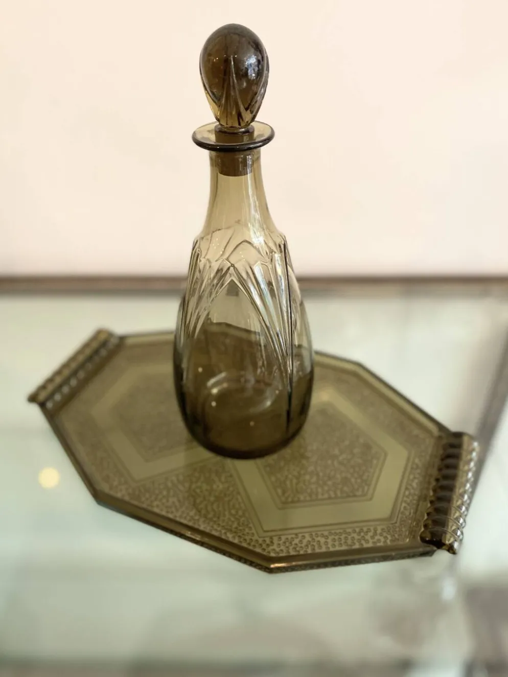 Ensemble vintage Art Déco – carafe en verre fumé et plateau à poignées