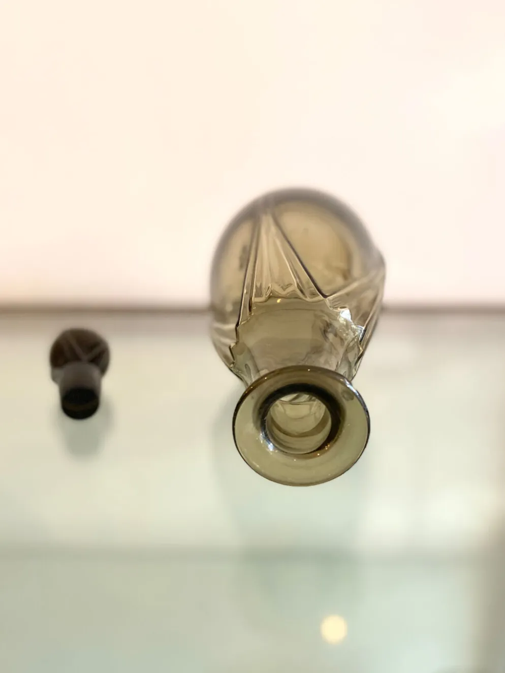 Ensemble vintage Art Déco – carafe en verre fumé et plateau à poignées