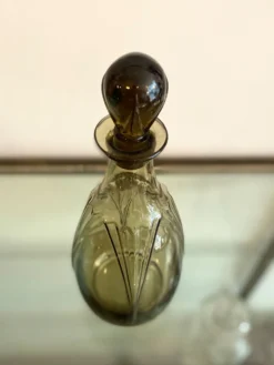 Ensemble vintage Art Déco – carafe en verre fumé et plateau à poignées
