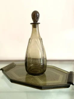 Ensemble vintage Art Déco – carafe en verre fumé et plateau à poignées