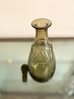 Ensemble vintage Art Déco – carafe en verre fumé et plateau à poignées