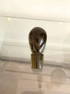 Ensemble vintage Art Déco – carafe en verre fumé et plateau à poignées
