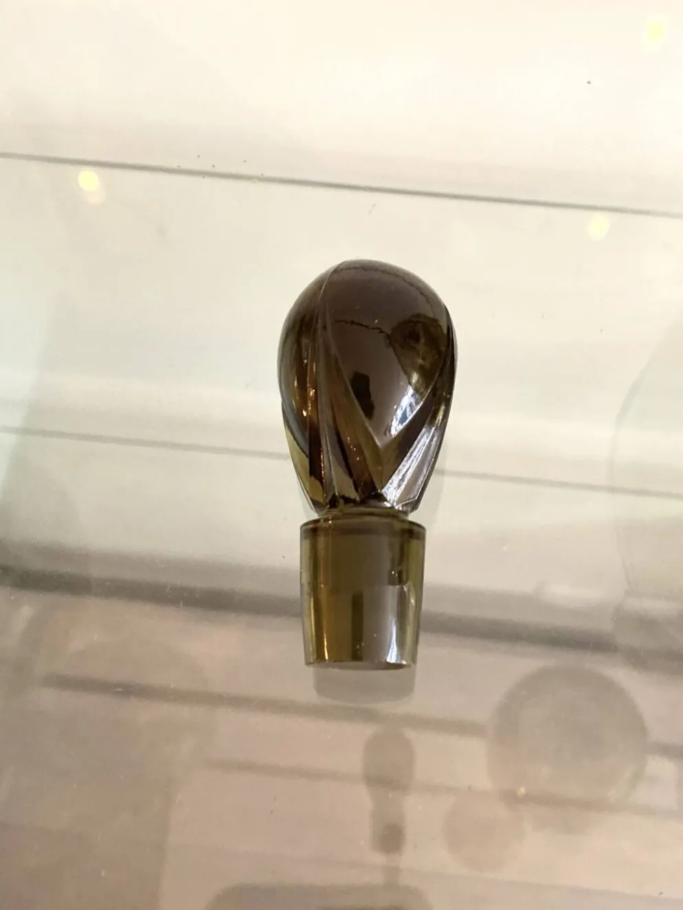 Ensemble vintage Art Déco – carafe en verre fumé et plateau à poignées