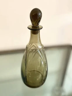 Ensemble vintage Art Déco – carafe en verre fumé et plateau à poignées
