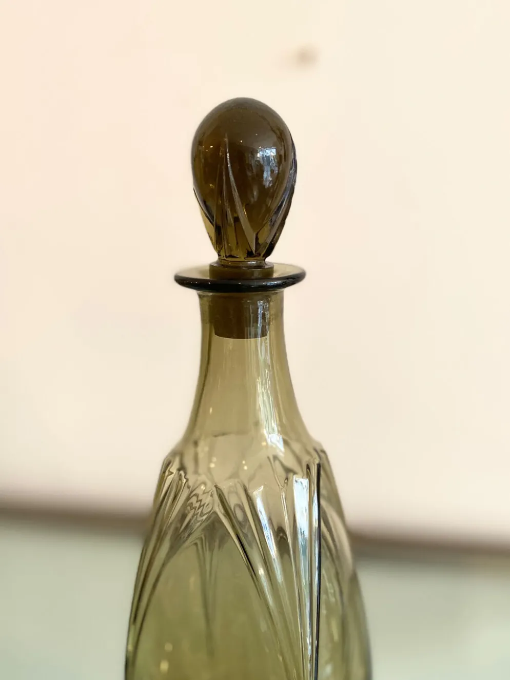 Ensemble vintage Art Déco – carafe en verre fumé et plateau à poignées
