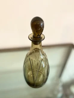 Ensemble vintage Art Déco – carafe en verre fumé et plateau à poignées