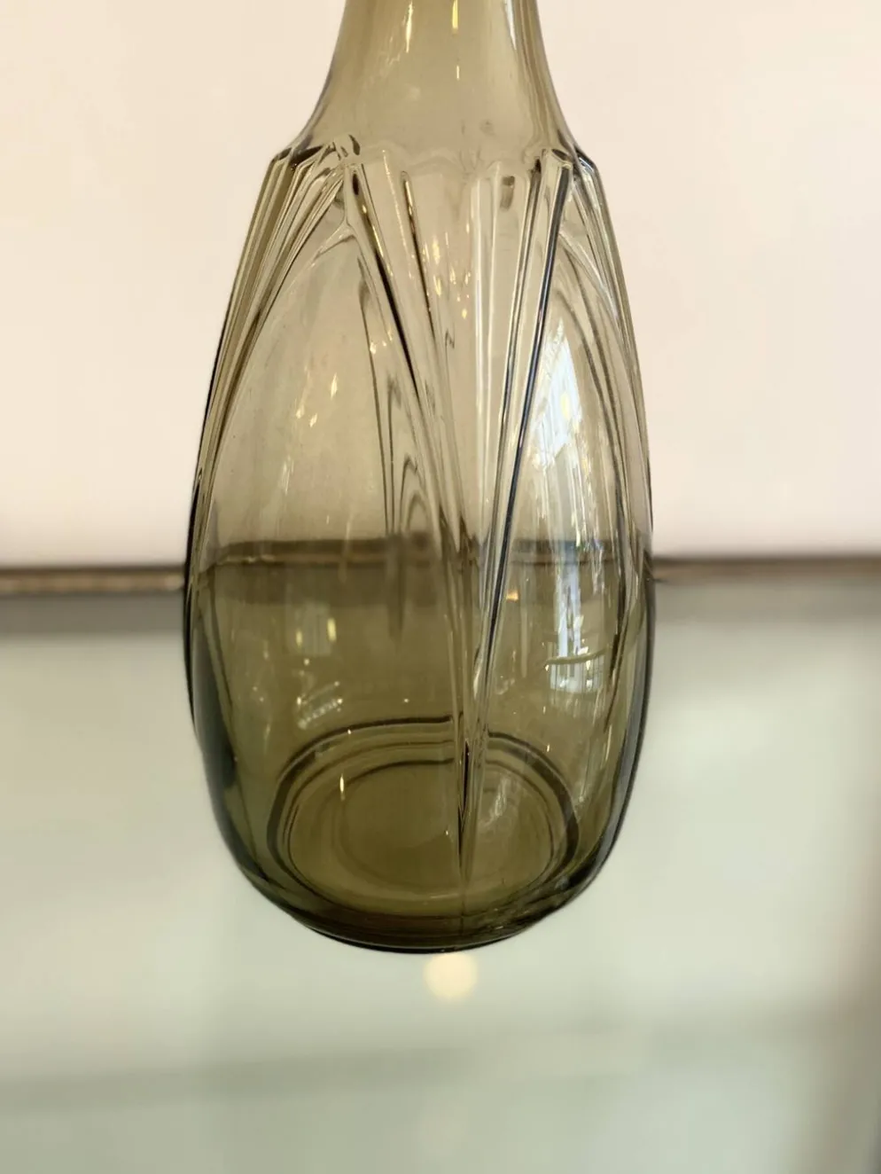 Ensemble vintage Art Déco – carafe en verre fumé et plateau à poignées