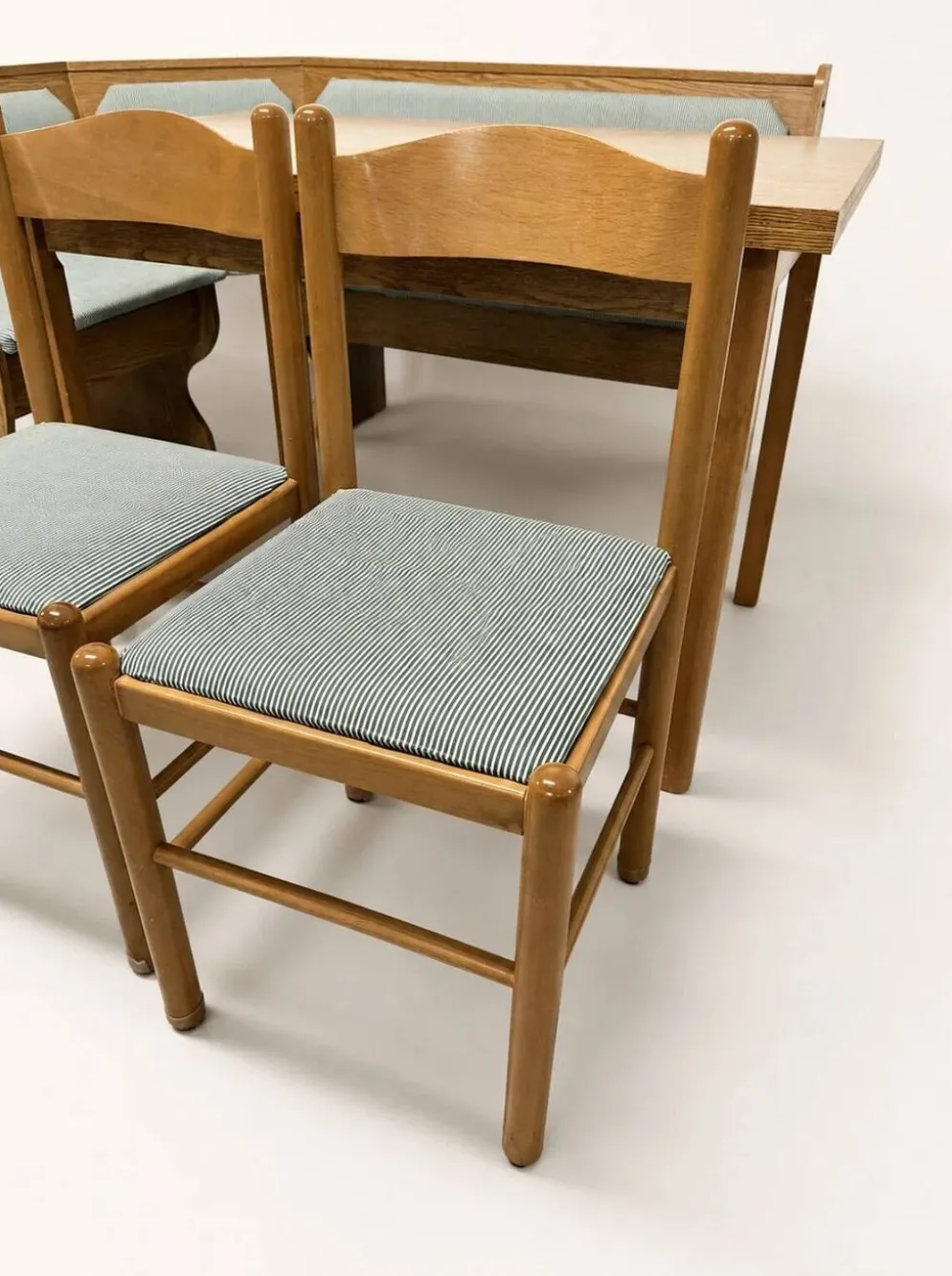 Ensemble vintage de coin repas en chêne — banquette, table extensible et 2 chaises