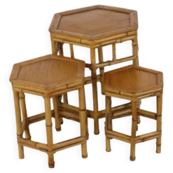 Ensemble vintage de 3 tables d'appoint en bambou et rotin / tables gigognes – style boho