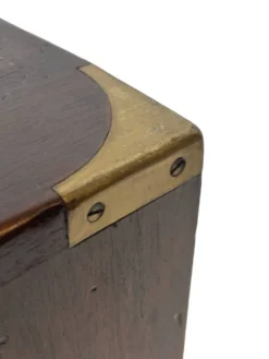 Ensemble vintage de tables de chevet en bois au design de style militaire.