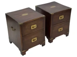 Ensemble vintage de tables de chevet en bois au design de style militaire.