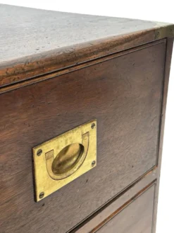 Ensemble vintage de tables de chevet en bois au design de style militaire.