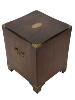 Ensemble vintage de tables de chevet en bois au design de style militaire.