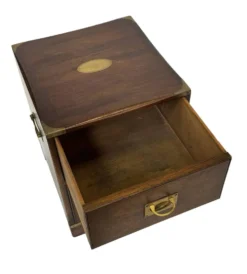 Ensemble vintage de tables de chevet en bois au design de style militaire.