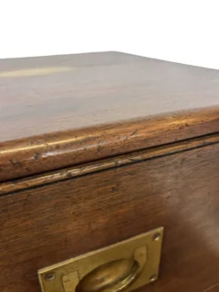 Ensemble vintage de tables de chevet en bois au design de style militaire.