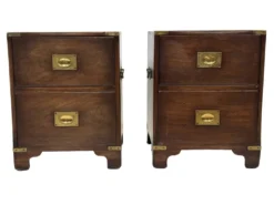 Ensemble vintage de tables de chevet en bois au design de style militaire.